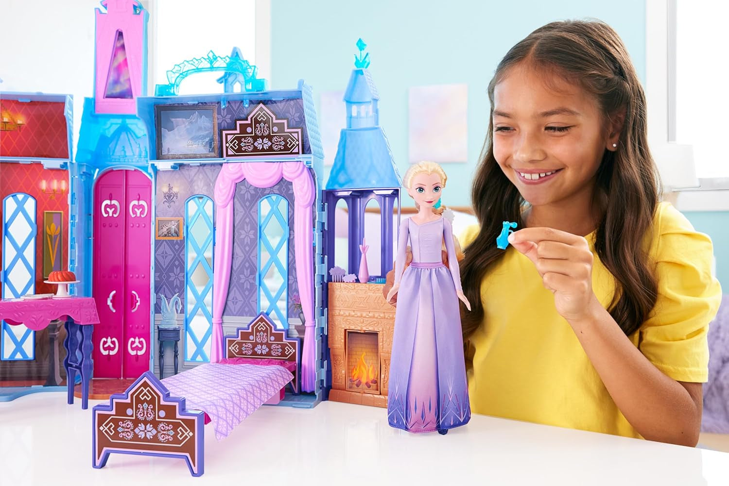 Mattel Disney Frozen - Casa de muñecas Castillo Arendelle (60 cm+) con muñeca Elsa, 4 parques infantiles y 15 piezas de muebles y accesorios Disney Frozen II, HLW61