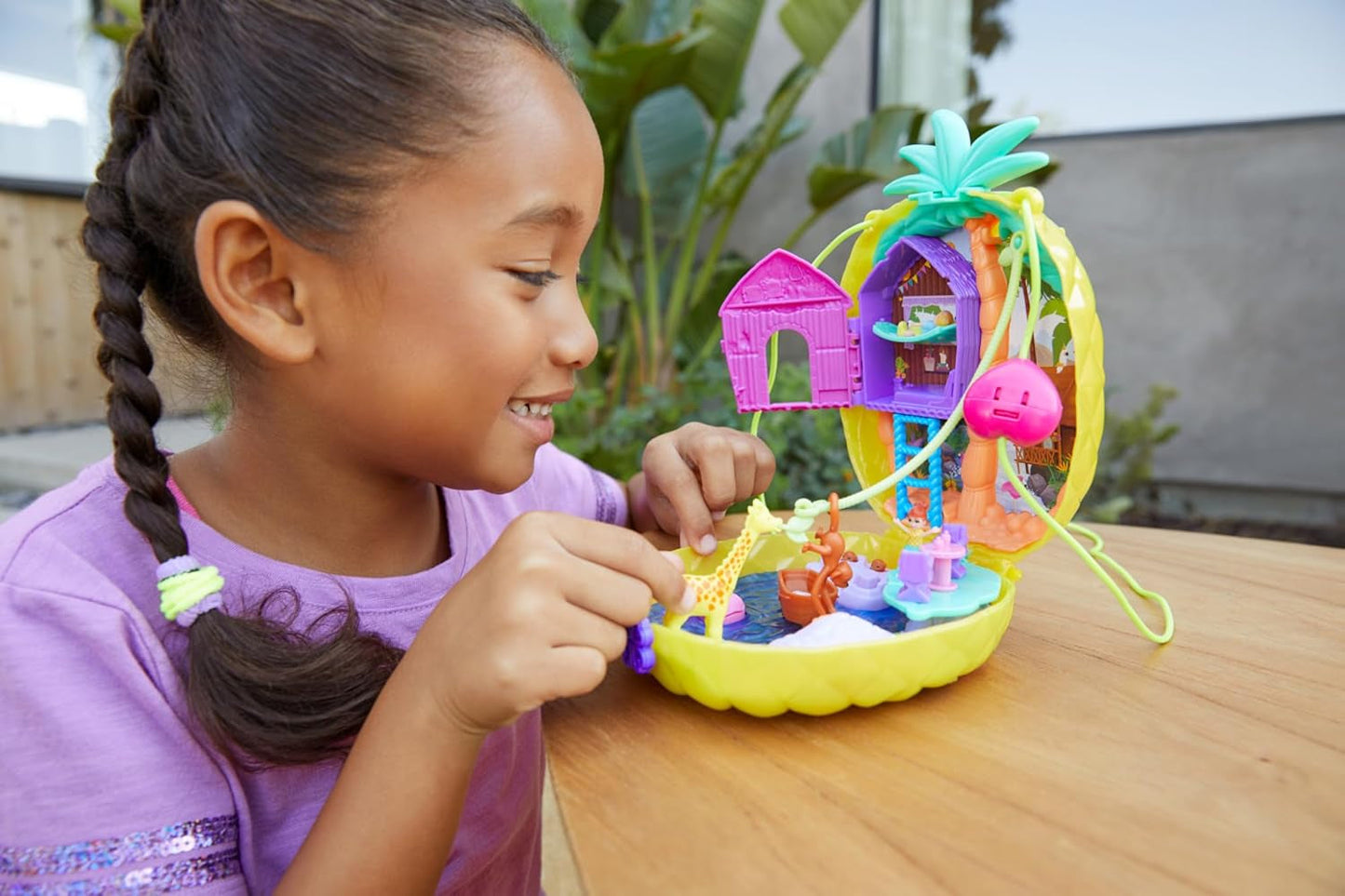 Polly Pocket GKJ64 - Compacto portátil de bolsillo con forma de piña con 8 funciones divertidas, muñecas Polly y Lila, 2 accesorios y hoja de pegatinas; juguete para niños de 4 años en adelante