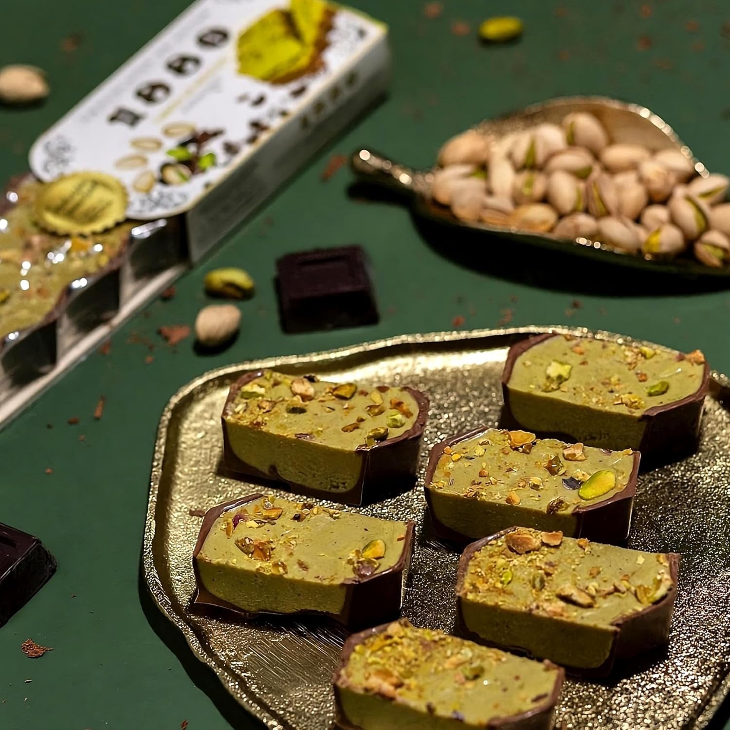 Turrón artesanal de chocolate y pistacho, 200g, textura cremosa, calidad superior, ingredientes finos, sabor auténtico, el turrón más caro del mundo