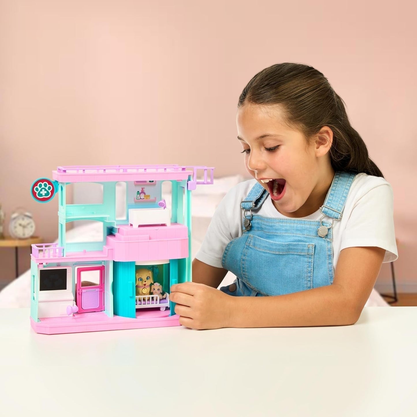 Little Live Pets Mama Surprise Families Baby Clinic Playset, 3 cachorros Retriever incluidos, Magic, juego de doble cara (27,8 cm de ancho, 23,8 cm de alto). Alimentar, bañar y jugar, regalo para niños Figuras de acción Naty Shop
