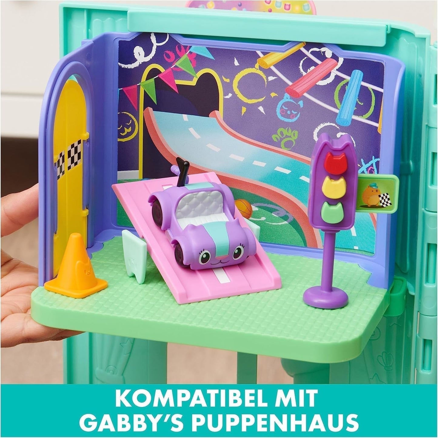 Gabby's Dollhouse Habitación Deluxe, Sala de Juegos Purr-Ific, Sala de Juegos con Carlita Toy Car, 2 Muebles y 2 Cajas Sorpresa con Accesorios, Apto para Mayores de 3 años Naty Shop Dollhouses