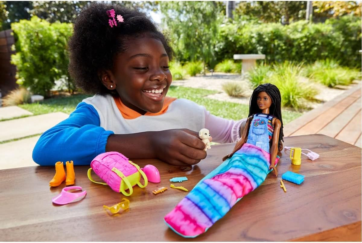 ¡Muñeca Barbie HDF74 en paquete doble! Muñeca Brooklyn Camping (Morena con coletas trenzadas, aprox. 29 cm) con cachorro, mochila, saco de dormir, 10 accesorios de camping, regalo para niños a partir de 3 años