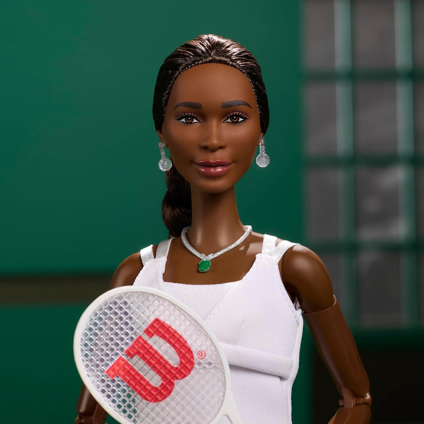 Muñeca de moda Barbie Inspiring Women Series Venus Williams con uniforme firmado y raqueta de tenis, incluida caja de presentación HRM49
