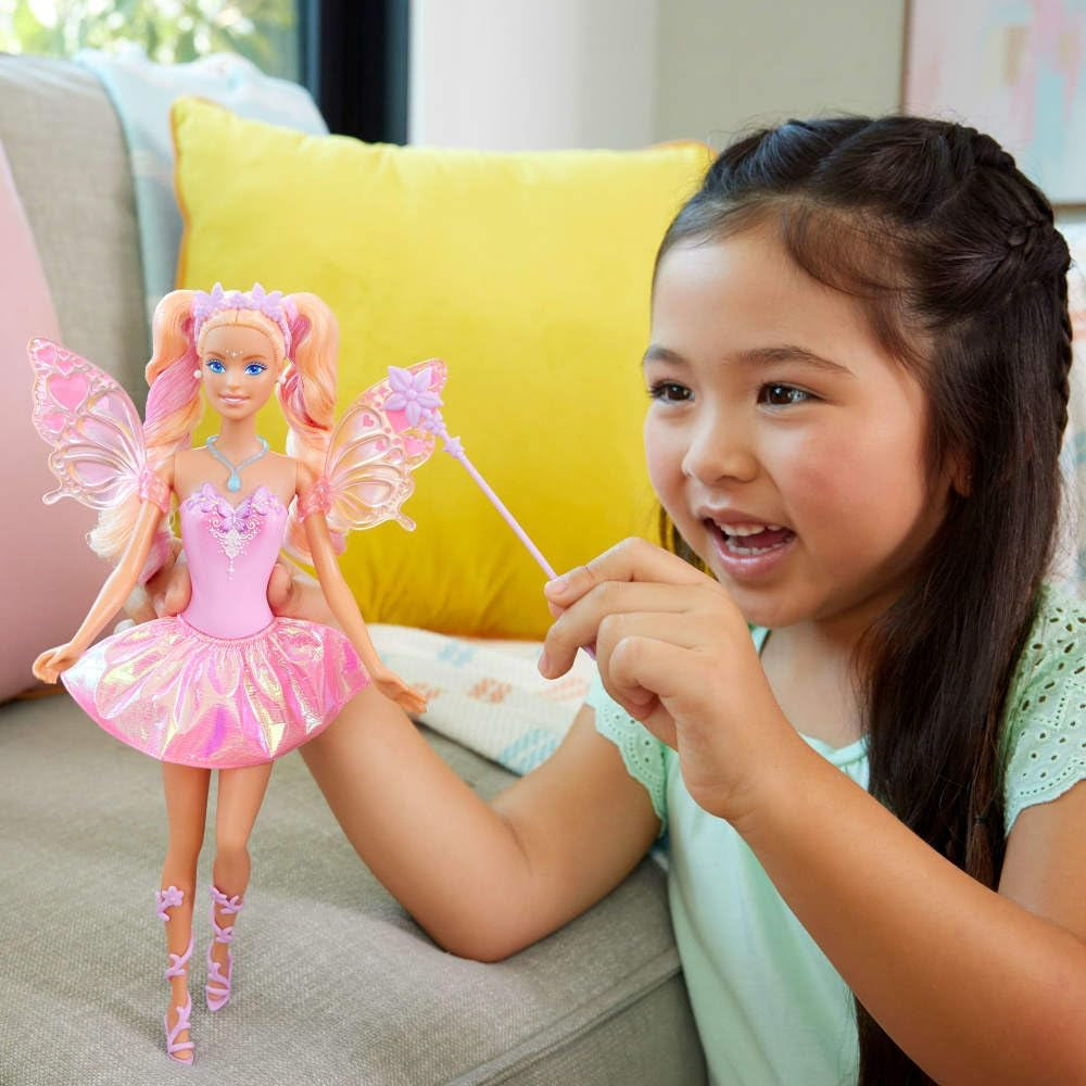 Muñeca Barbie Mattel con varita mágica y accesorios de moda, tema de fantasía con alas y atuendo que cambia de color, JCP76, [Multicolor]