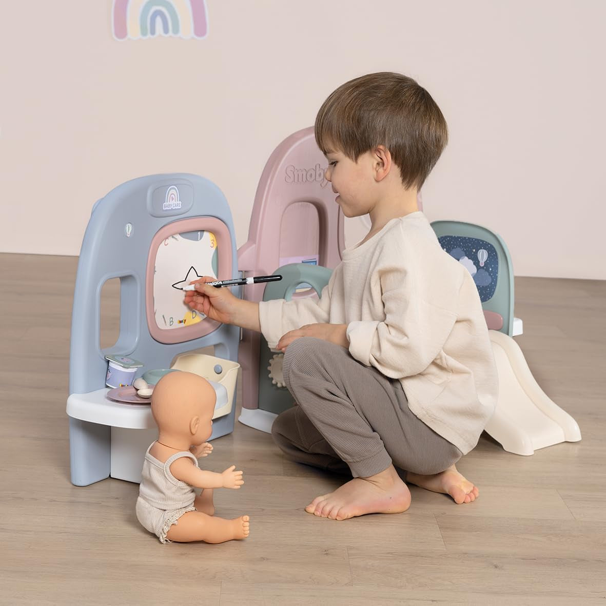 Smoby - Cuidado del bebé Guardería de muñecas - Centro de juegos para muñecas Guardería + Guardería Vida cotidiana - Zona de juegos plegable con rotación de 360° - 6 accesorios - Fabricado con un 90% de material reciclado en Francia, a partir de 3 años