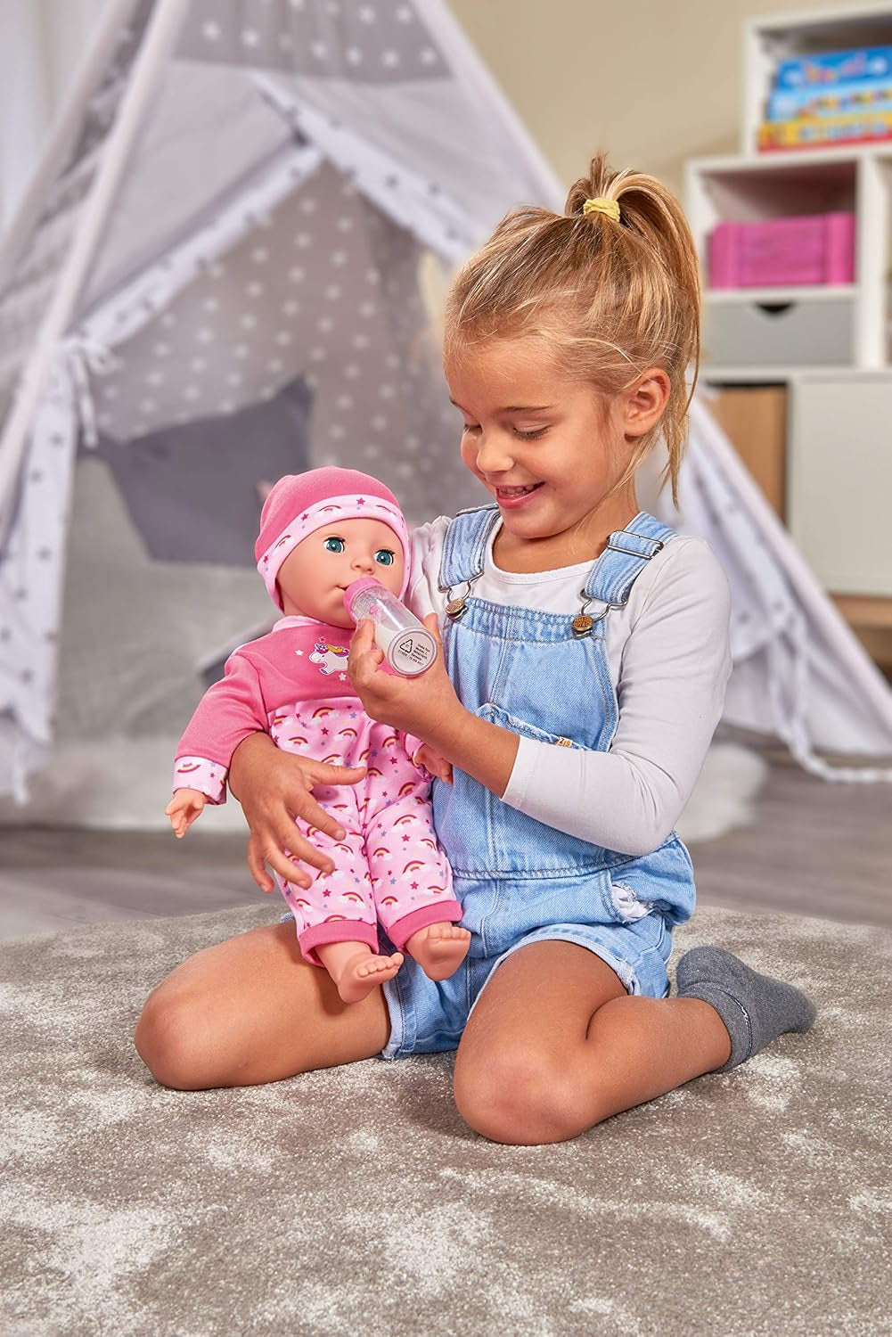 Simba 105140060 - Muñeca Laura Tickle Baby de cuerpo suave con colchón arcoíris, hace 25 sonidos de bebé, 38 cm, muñeca a partir de 2 años