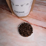 EXPRESO | Café en grano 500g - 100% Arábica | Recién tostado para hacer espresso | Granos de café enteros | Sabor clásico del café