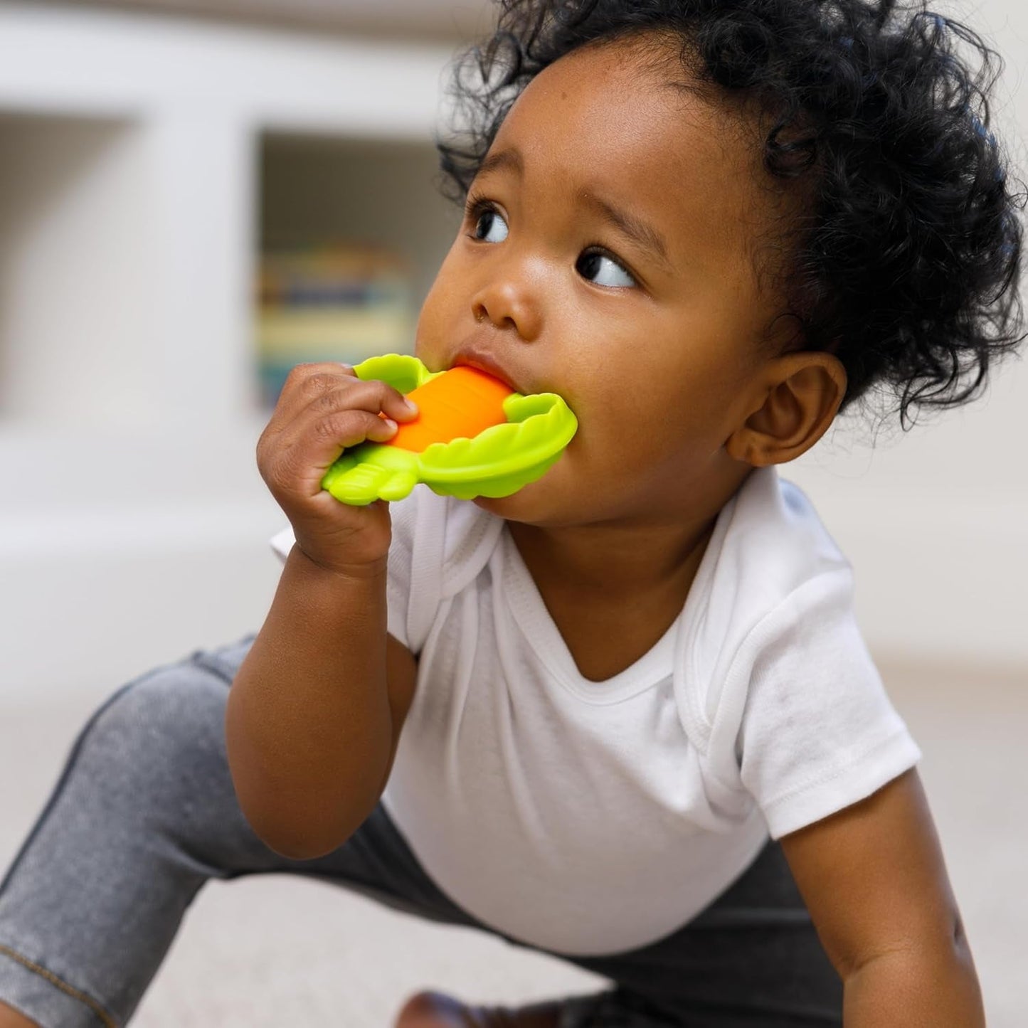Infantino Lil' Nibbles, Mordedor de silicona texturizada, juguete mordedor para bebé sin BPA, suave, fácil de sostener, estimulación sensorial para bebés, zanahoria