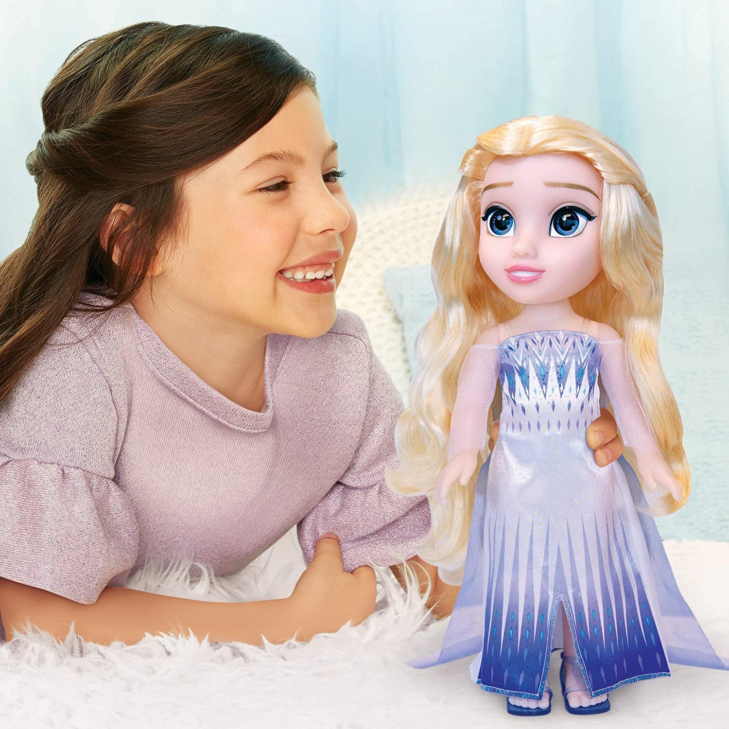 Muñeca Elsa de Frozen 2 de Disney: muñeca articulada de 35 cm de altura con un vestido icónico de moda y cabello largo y suelto para mayor diversión, para niñas de 3 años en adelante, 214894