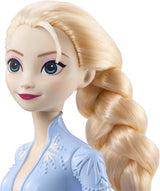 Mattel Muñeca Princesas Disney Elsa, Muñeca Reina de Hielo con Traje de Viaje, Pelo Rubio Peinado, Móvil, Falda Extensible y Botas, Regalos Disney, Juguetes 3 Años, HLW48 Muñecas Naty Shop