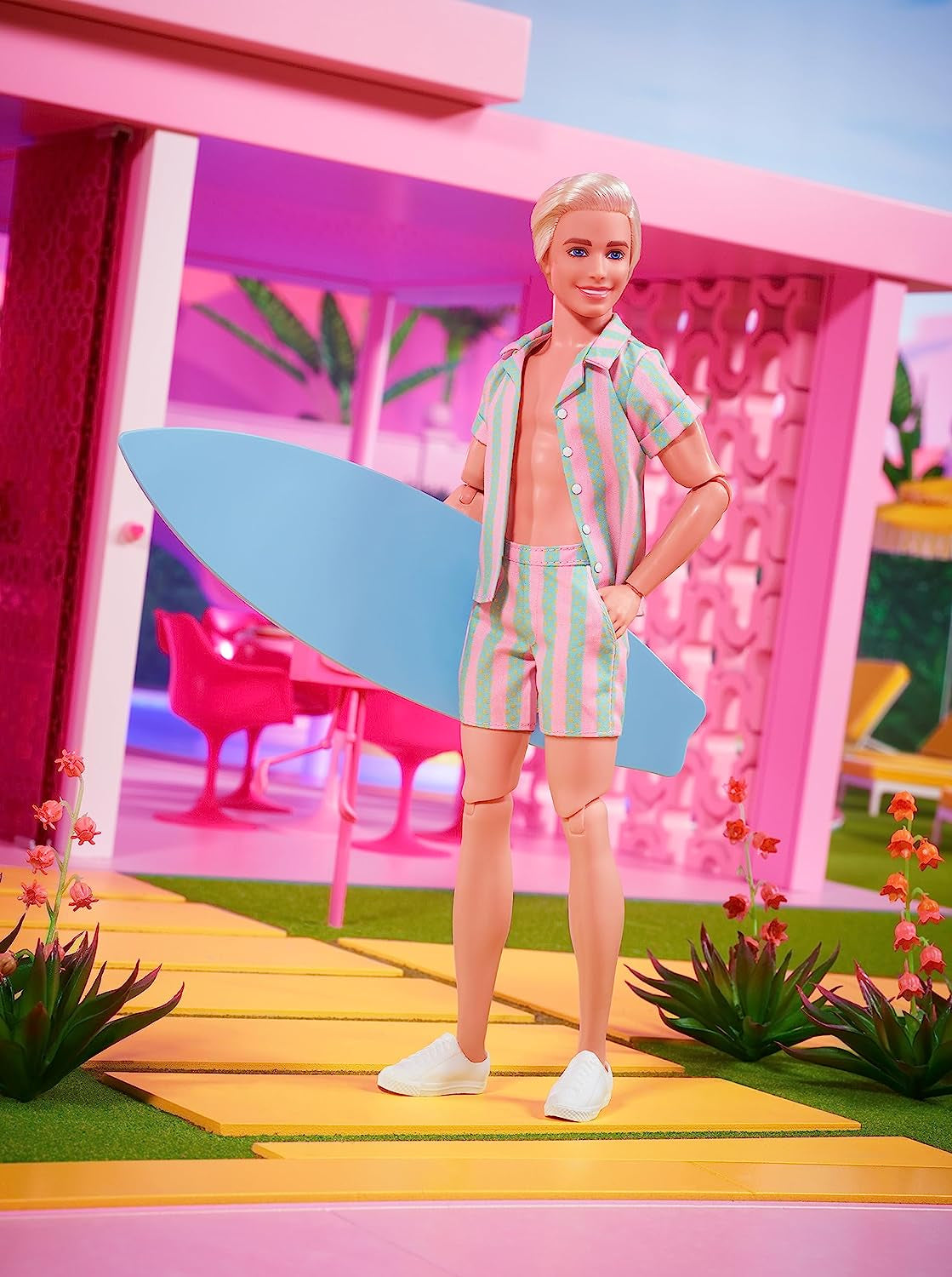 Barbie la Película - Muñeca Fans del Cine, Muñeco Ken, Muñeco Coleccionable con Tabla de Surf y Zapatillas, Cuerpo Móvil, Pelo Rubio Platino, Apto para Regalo para Niños de 3 Años, HPJ97 Naty Shop Muñecas