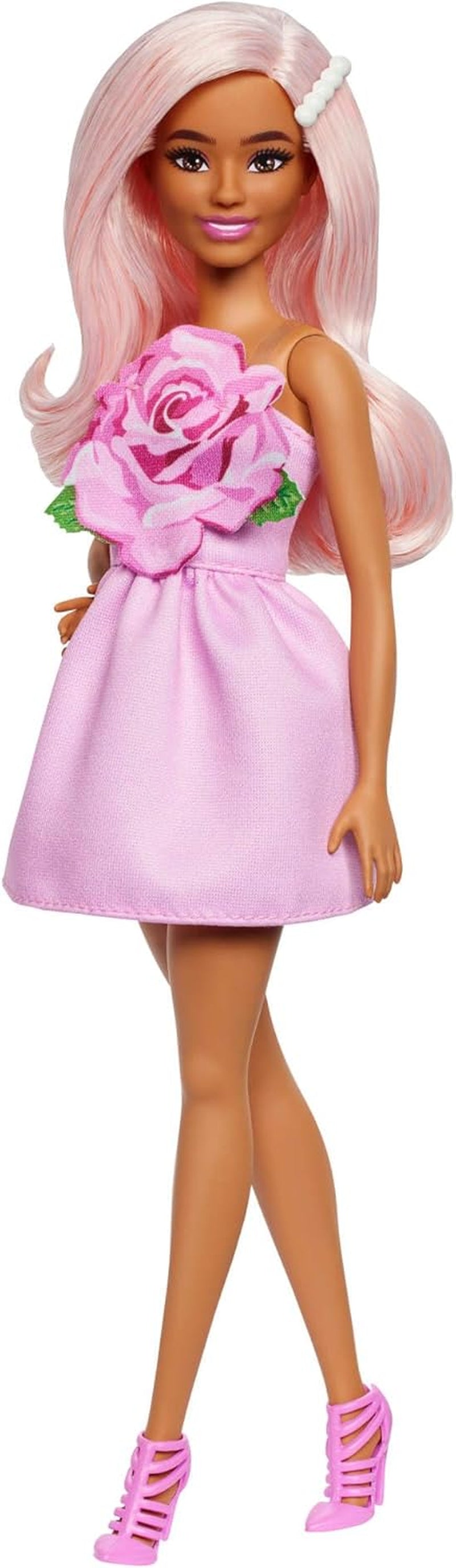 Muñeca Barbie Fashionistas núm. 238 con cabello rosa pastel, vestido palabra de honor con corpiño rosa, pasador de perlas y tacones altos y pasadores, HYT94