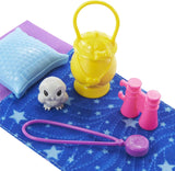 Barbie Chelsea Series, muñeca Chelsea para acampar con cabello rubio, búho mascota, saco de dormir, almohada, linterna, binoculares, accesorios para acampar, regalo para niños, juguete para niños de 3 años en adelante, HDF77