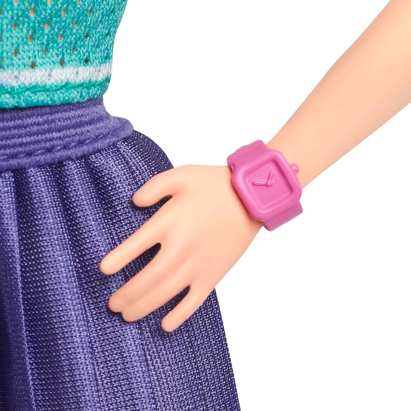 Muñeca Barbie Fashionistas núm. 232 con cabello rojo, top deportivo con estampado B, falda plisada morada, reloj de pulsera y zapatillas deportivas, HYT90