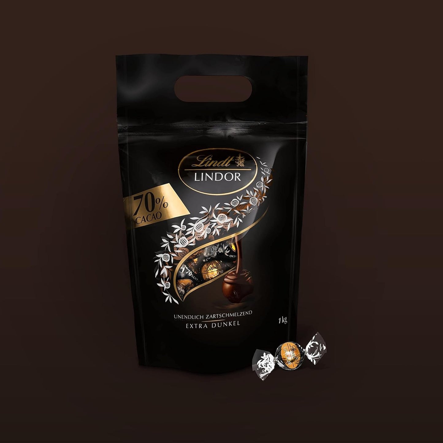 Bolas de chocolate extra oscuro Lindt LINDOR y bolas de chocolate con crema de fresa LINDOR | Bolsa resellable de 1 kg | aprox. 80 bolitas de chocolate blanco con crema de fresa