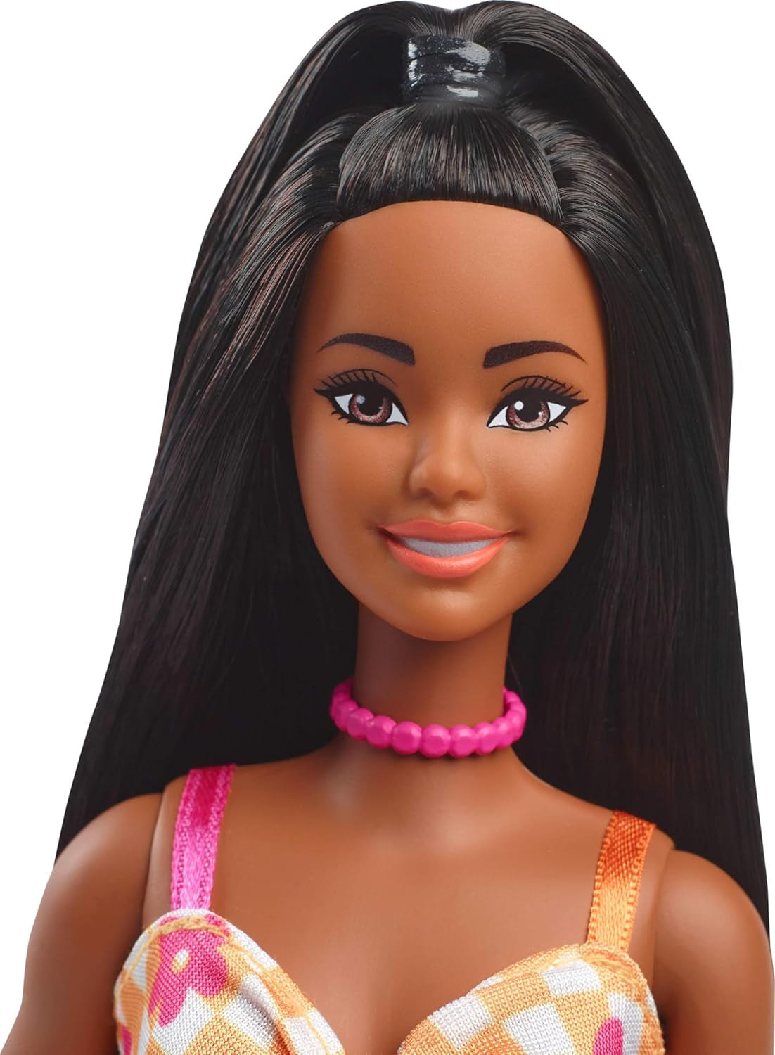 Muñeca Barbie Fashionistas núm. 233 con cabello negro, vestido midi de cuadros naranja con flores rosas, collar y sandalias, HYT91