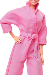 BARBIE LA PELÍCULA Margot Robbie - Puppe mit Kaugummi-Rosa jumpsuit, Messy Updo, Sonnenbrille, Kopftuch, Wedge-Sneakers, Sammlerverpackung, für Kinder ab 3 Jahren, HRF29