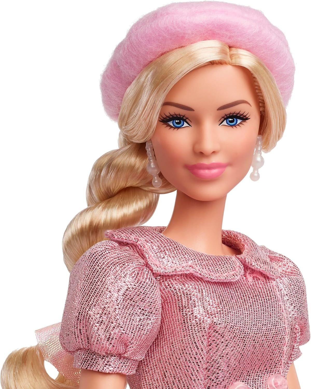 Barbie La película basada en la película Margot Robbie como figura coleccionable de Barbie con blusa rosa y falda de tul con peinado estilizado y joyas a juego JBJ53