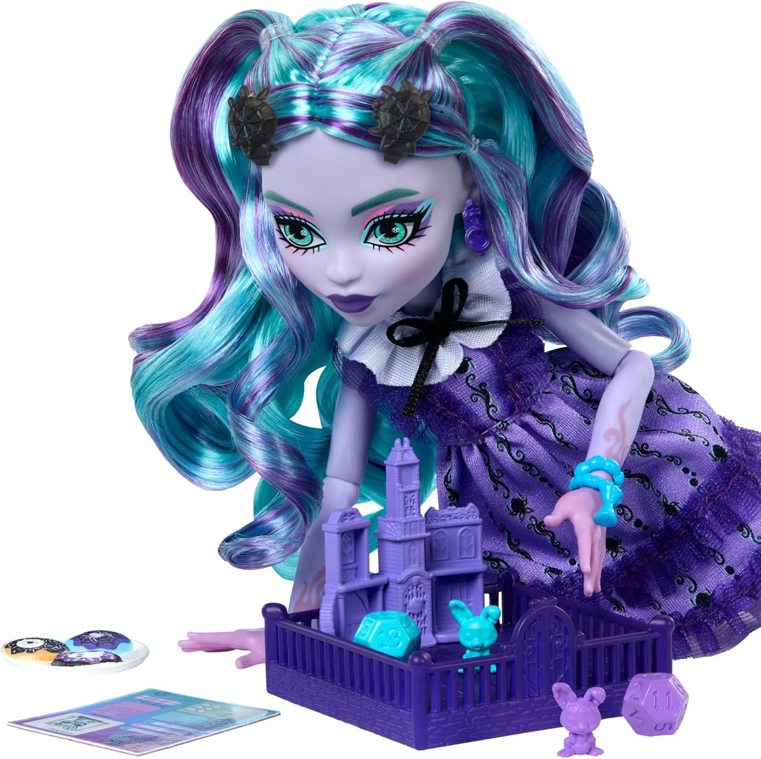 Monster High Fearbook Twyla - Juego de accesorios temáticos para muñeca y club de cine, chaqueta universitaria, álbum de graduación, juego de mesa y galletas, HXW31
