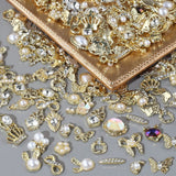 50 Stück Gold Nail Charms, estilos mixtos Glitzersteine ​​​​Nägel Perle Legierung Nagel Steine ​​​​Blume Schmetterling Strasssteine ​​​​Nägel Herz Stern Nagel Charms DIY Nail Art Zubehör Frauen Nägel Deko