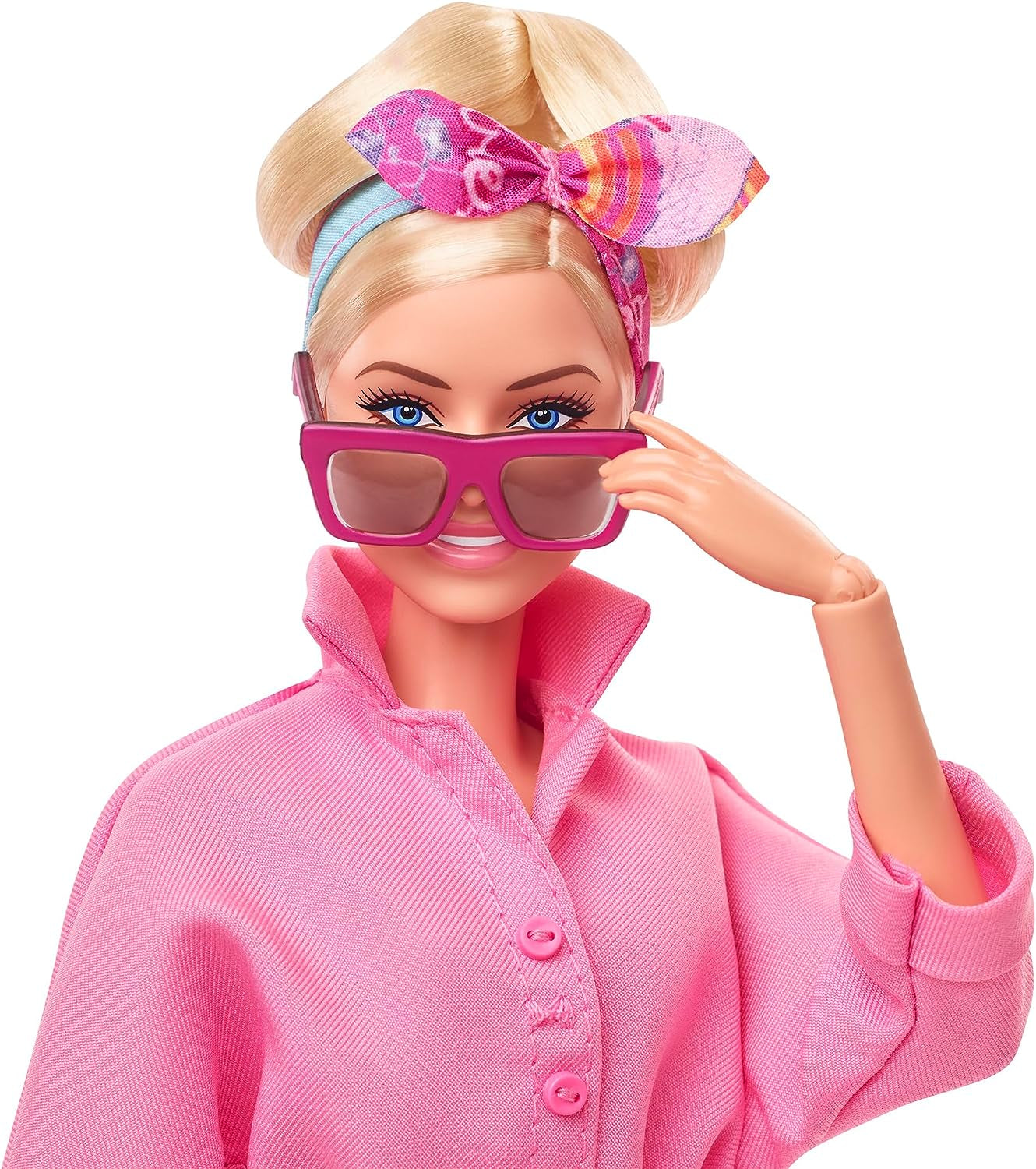BARBIE LA PELÍCULA Margot Robbie - Puppe mit Kaugummi-Rosa jumpsuit, Messy Updo, Sonnenbrille, Kopftuch, Wedge-Sneakers, Sammlerverpackung, für Kinder ab 3 Jahren, HRF29