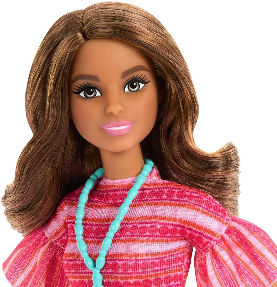 Barbie y Teresa Rezept für Freundschaft Teresa-Modepuppe mit unverkennbarem Outfit zum An- und Ausziehen, mit Accessoires incluyendo un collar, JCT02