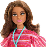 Barbie y Teresa Rezept für Freundschaft Teresa-Modepuppe mit unverkennbarem Outfit zum An- und Ausziehen, mit Accessoires incluyendo un collar, JCT02