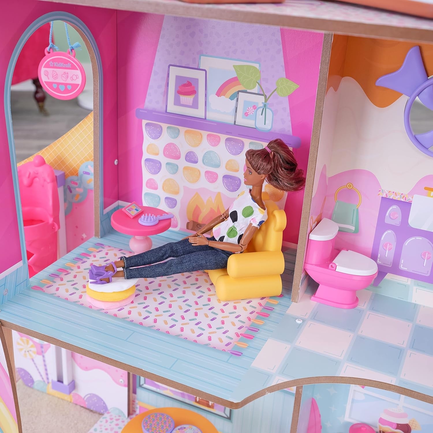 KidKraft Casa de Muñecas de Madera Castillo de Dulces con Muebles y Accesorios, Casa con Figura de Llama Unicornio, Elevador de Conos de Helado y Silla de Osito de Goma para Muñecas, Juguete para Edades de 3 años en adelante, 20242