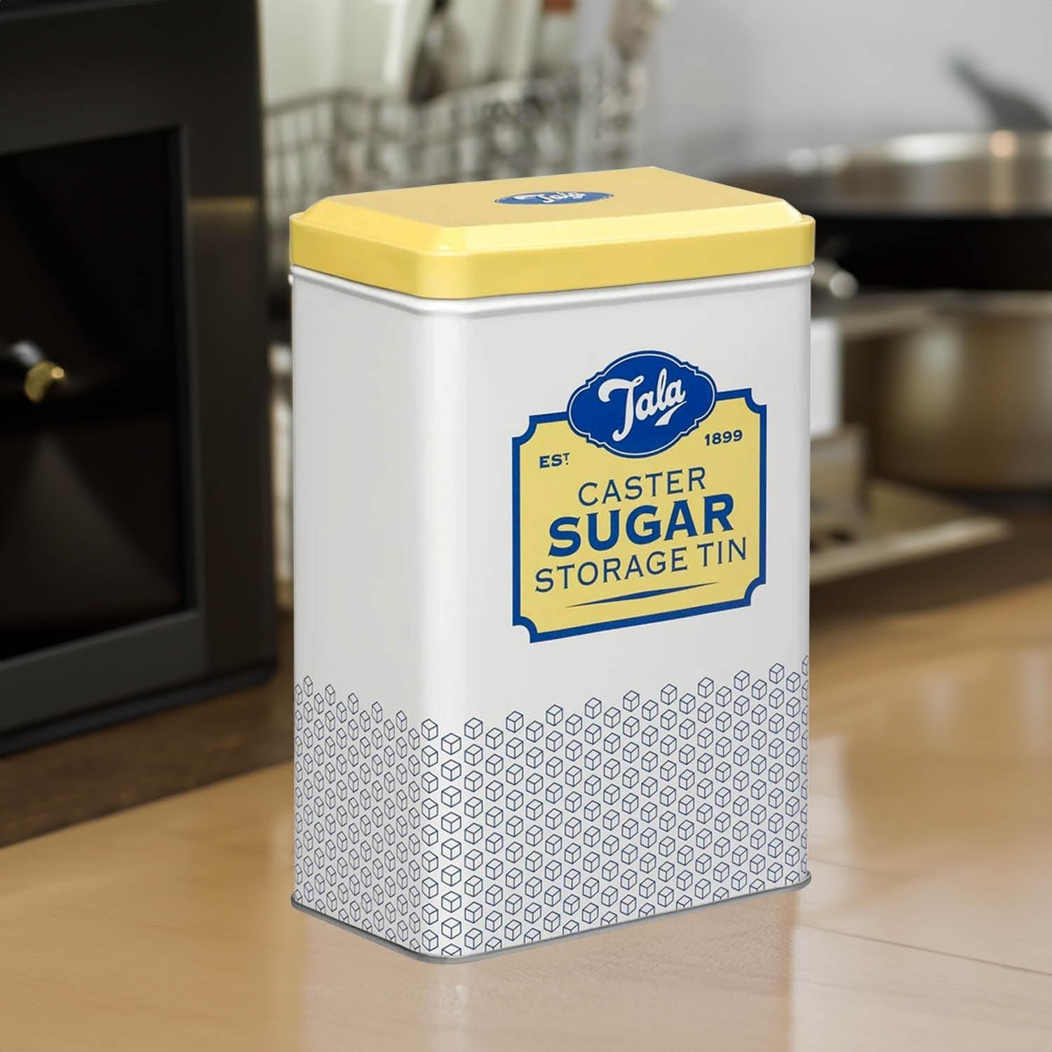 Caja de almacenamiento de metal con diseño retro de Tala Originals en amarillo y crema, puede contener una bolsa entera de azúcar en polvo