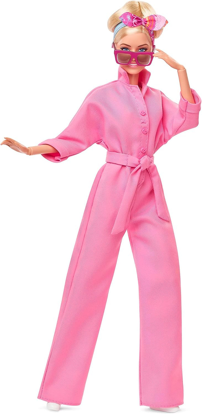 BARBIE LA PELÍCULA Margot Robbie - Puppe mit Kaugummi-Rosa jumpsuit, Messy Updo, Sonnenbrille, Kopftuch, Wedge-Sneakers, Sammlerverpackung, für Kinder ab 3 Jahren, HRF29
