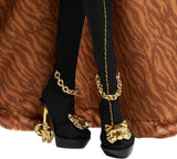 Monster High Doll House of Wolves Figura coleccionable de Clawdeen Wolf con abrigo de jacquard de piel sintética, chaqueta morada, vestido, pantalones dorados y accesorios JDR66