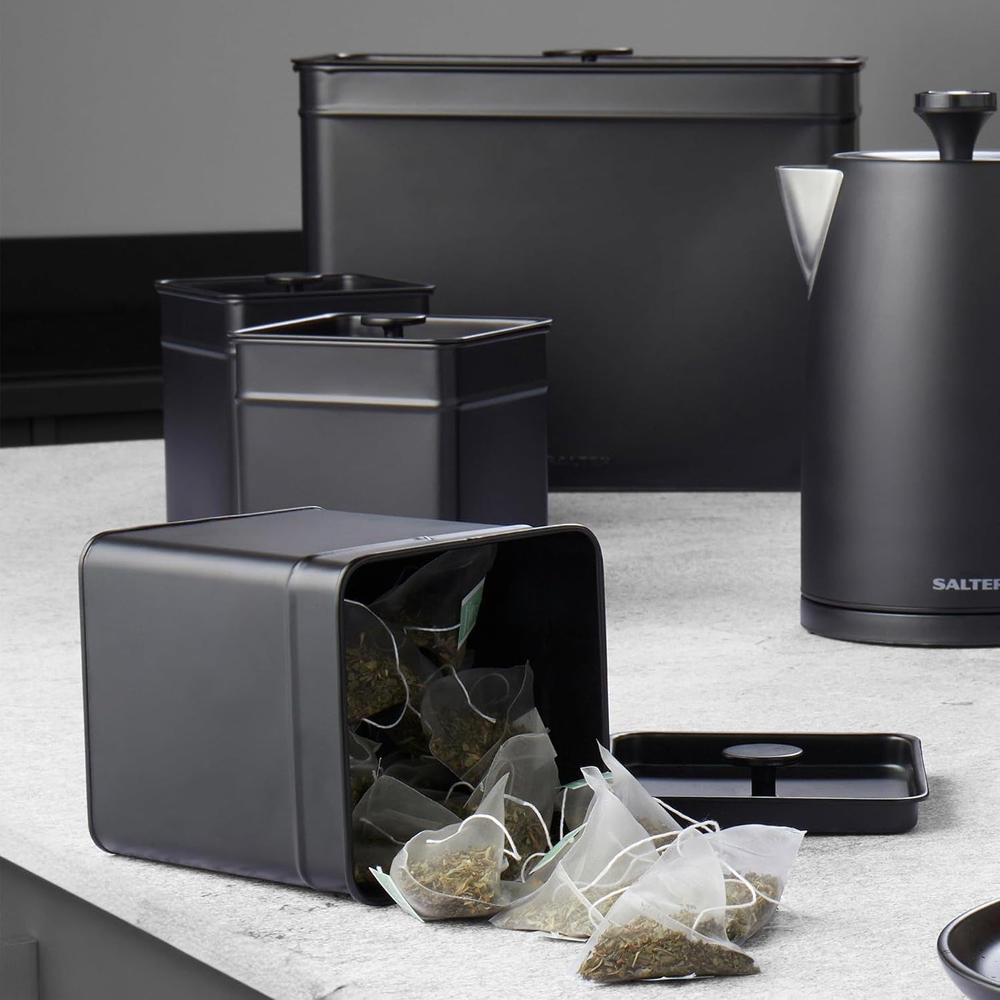 Salter BW12614EU7 Kuro Cajas de Almacenamiento - 4 Recipientes de Cocina Cajas Organizadoras Cuadradas para Pan/Té/Café/Azúcar Fácil de Limpiar Mantiene los Alimentos Frescos Negro Cajas de Almacenamiento de Alimentos Naty Shop