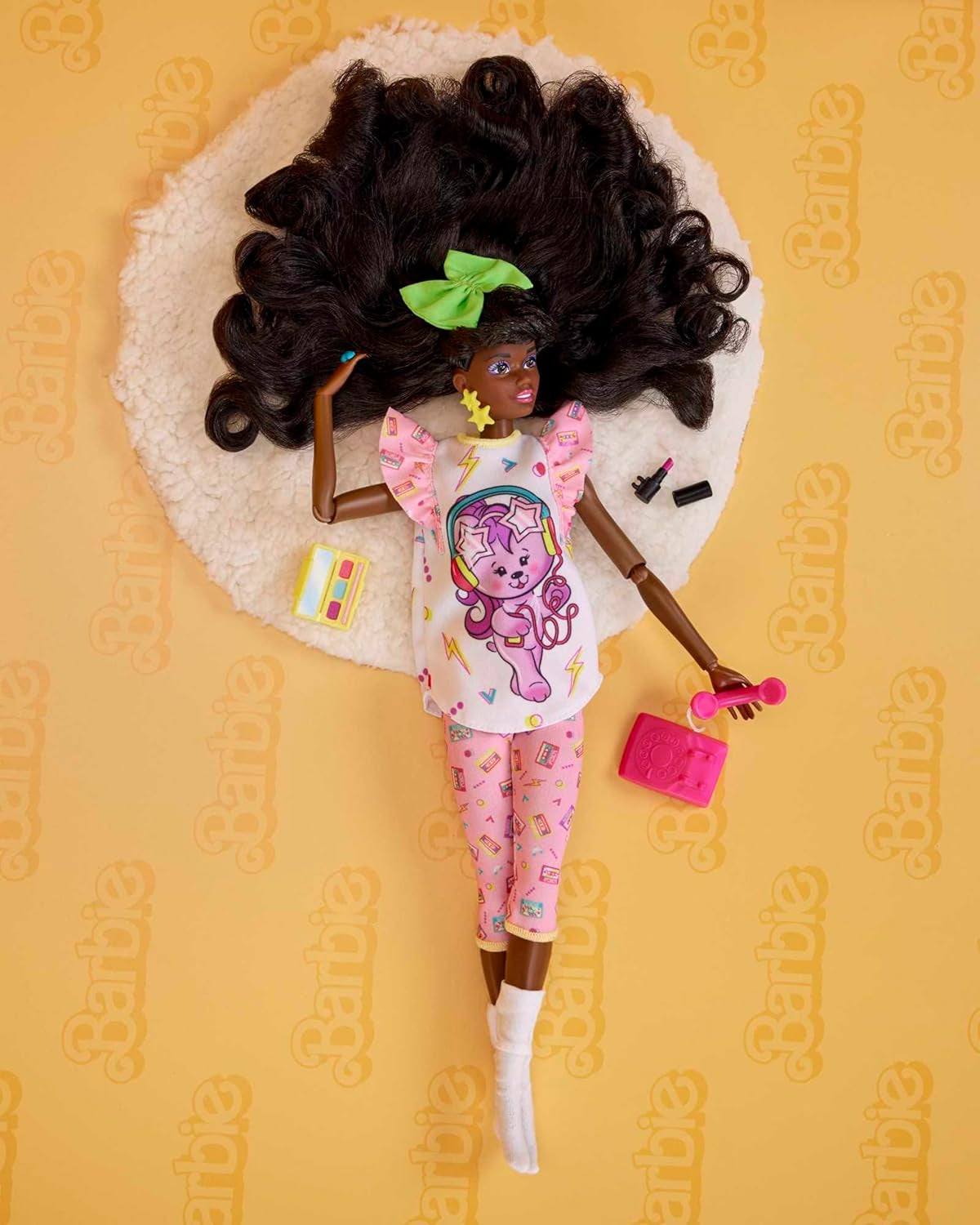 Barbie Rewind - Figura coleccionable nostálgica estilo años 80 con hermoso cabello y atuendo, incluye TV, palomitas de maíz y teléfono, para fanáticos y coleccionistas, HJX19