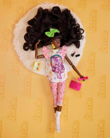 Barbie Rewind - Figura coleccionable nostálgica estilo años 80 con hermoso cabello y atuendo, incluye TV, palomitas de maíz y teléfono, para fanáticos y coleccionistas, HJX19