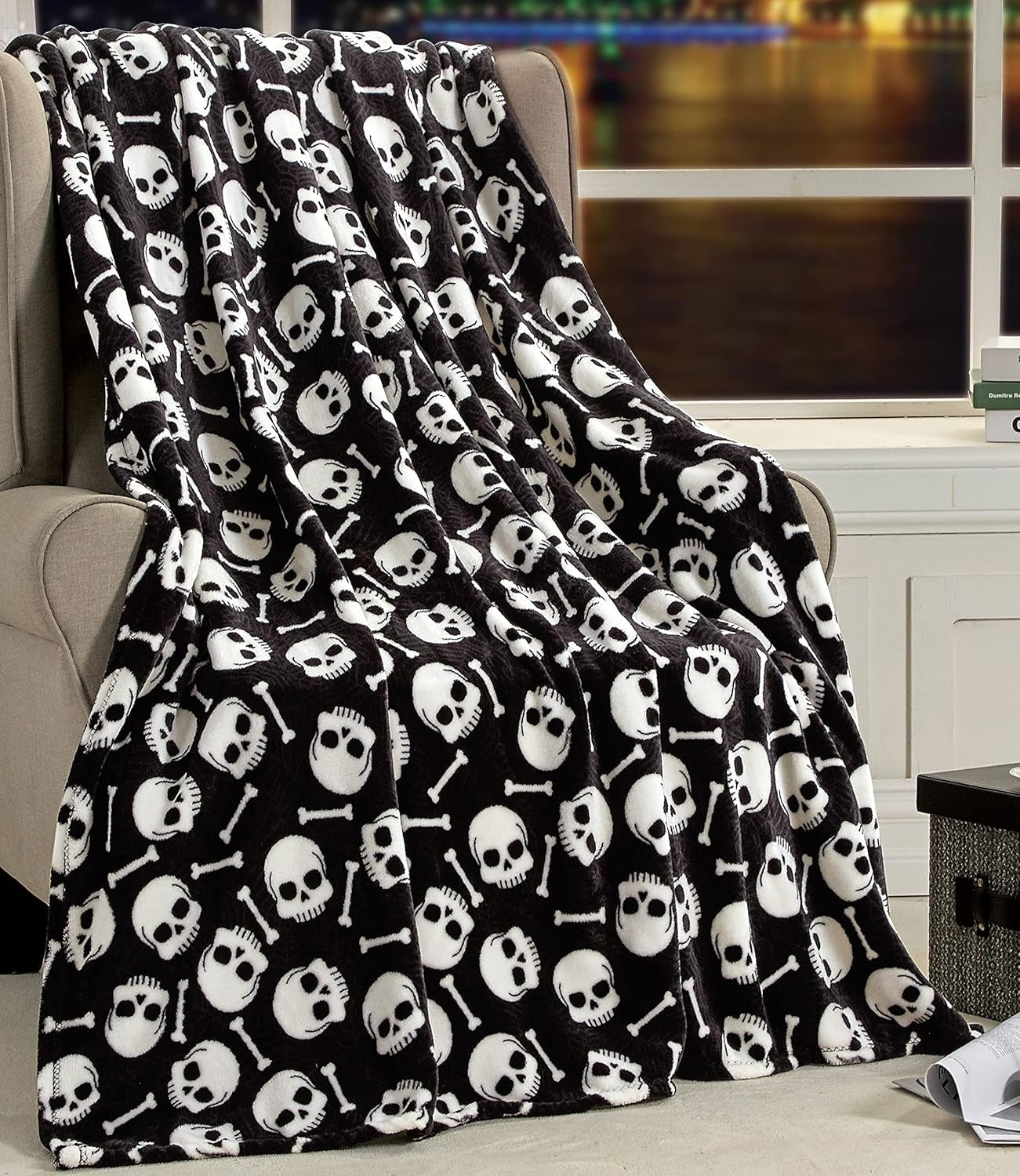 Elegant Comfort Manta ligera con temática de Halloween, suave, acogedora y afelpada, perfecta para relajarse en esta temporada espeluznante, 127 x 152,4 cm, camas y fundas de calavera y huesos Elegant Comfort Skull Bone 50 x 60