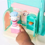 CASA DE MUÑECAS GABBY'S DREAMWORKS - Habitación Deluxe, confitería Cakey, cocina Kuchi (rumano: Cakey), 3 muebles y 2 cajas sorpresa con accesorios, apto para niños a partir de 3 años