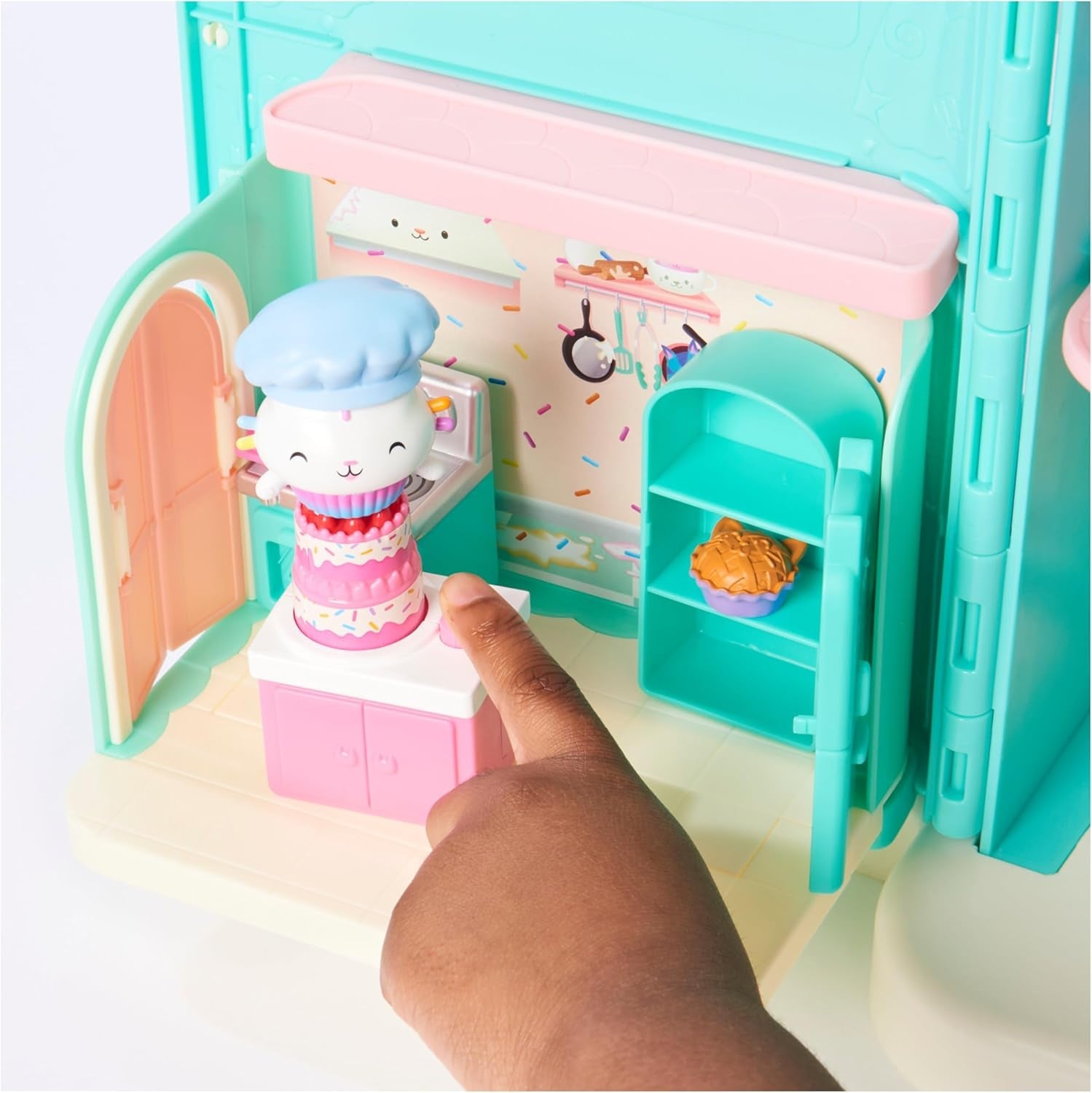 CASA DE MUÑECAS GABBY'S DREAMWORKS - Habitación Deluxe, confitería Cakey, cocina Kuchi (rumano: Cakey), 3 muebles y 2 cajas sorpresa con accesorios, apto para niños a partir de 3 años