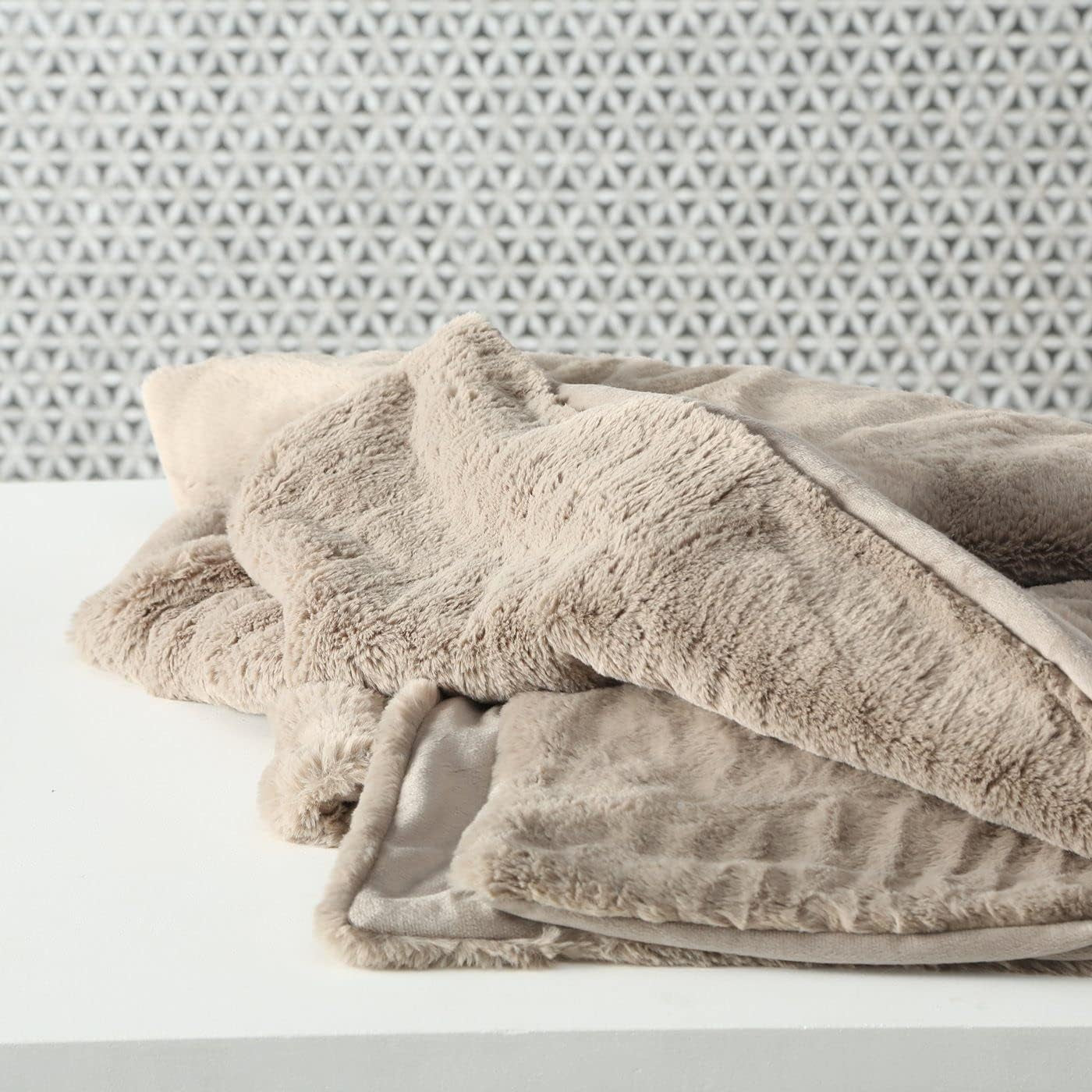 Manta Boltze Storan (tamaño 150X200 cm, color beige, cómoda manta de poliéster, ideal para las frías noches de invierno, aspecto de piel) 1015378 BOLTZE Camas y mantas