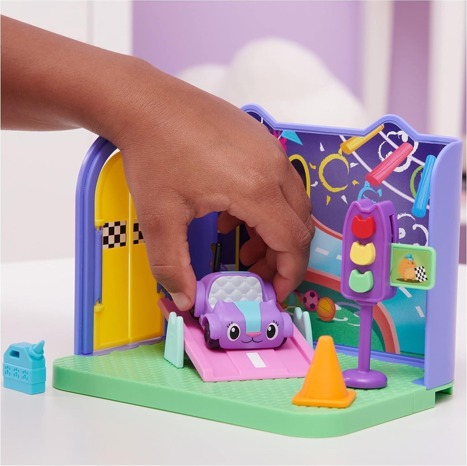 Gabby's Dollhouse Habitación Deluxe, Sala de Juegos Purr-Ific, Sala de Juegos con Carlita Toy Car, 2 Muebles y 2 Cajas Sorpresa con Accesorios, Apto para Mayores de 3 años Naty Shop Dollhouses