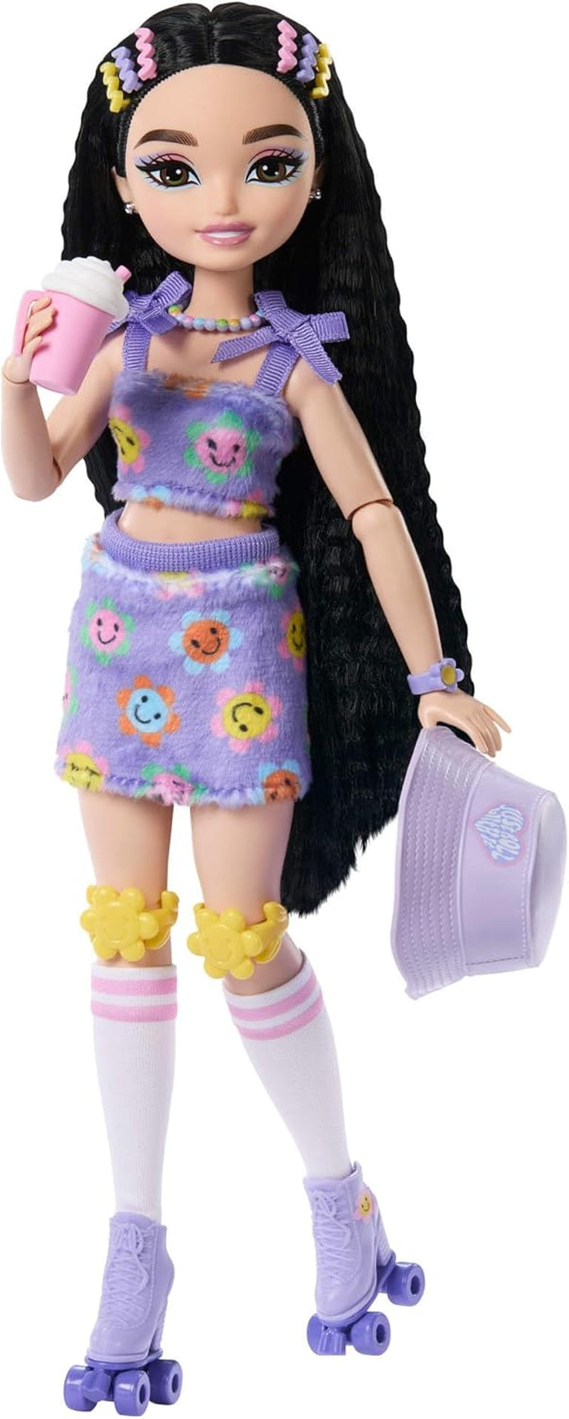 Muñeca Barbie Dream Besties y accesorios, muñeca Barbie Renee de moda con patinaje sobre ruedas y pelo negro, 12 accesorios temáticos con vídeos y comida, JFX99