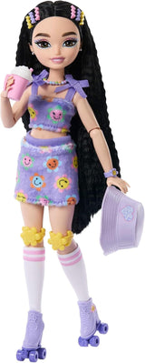 Muñeca Barbie Dream Besties y accesorios, muñeca Barbie Renee de moda con patinaje sobre ruedas y pelo negro, 12 accesorios temáticos con vídeos y comida, JFX99