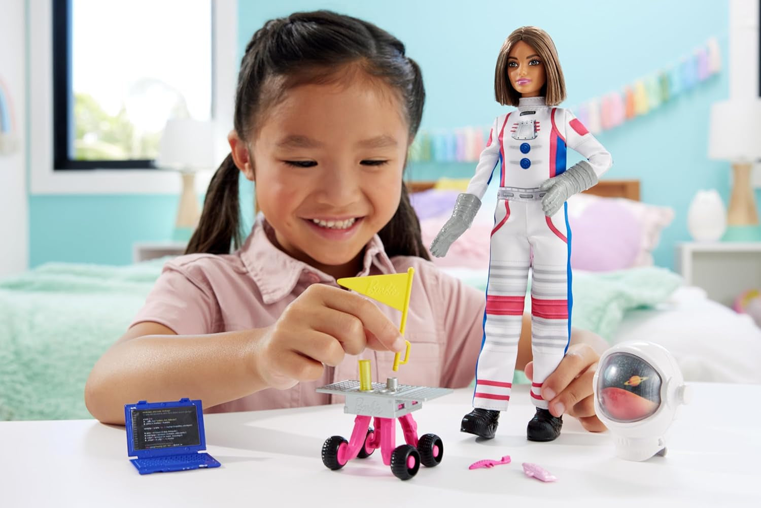 Muñeca Barbie de 65.º cumpleaños y 10 accesorios, juego de astronauta de muñeca morena, vehículo móvil con ruedas, casco espacial con visera cambiante y más, HRG45