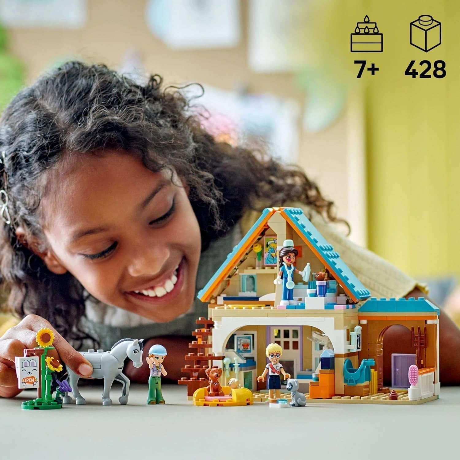 LEGO Friends Gabinete veterinario para caballos y mascotas, set de construcción y juego para juegos de rol imaginativos con 3 minifiguras y 5 figuras de animales, idea de regalo para niñas de 7 años 42651 Juegos de construcción Besuche den LEGO-Store