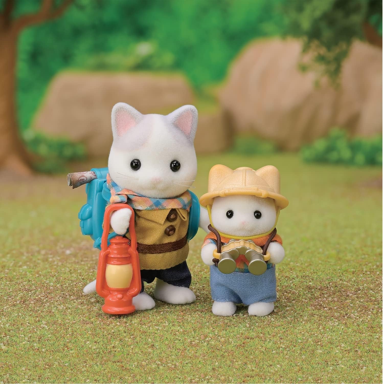 Sylvanian Families - 5763 Adventure Explorer Set con dos figuras, padre y gatito de leche, figura de animal, juguete detallado para niños a partir de 3 años
