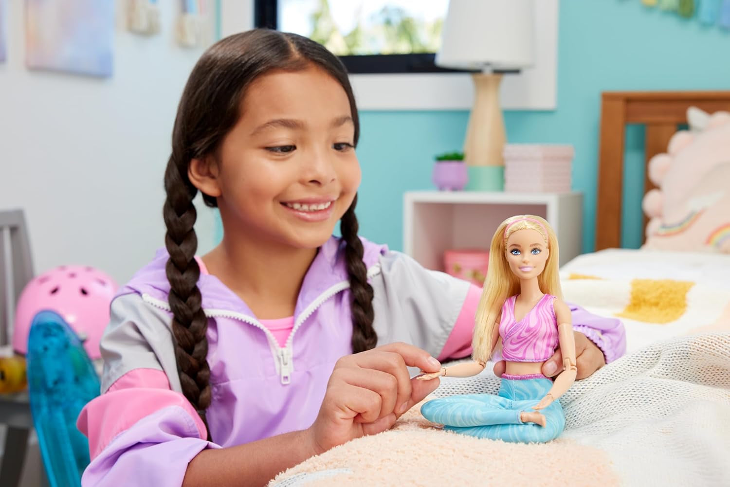 Muñeca Barbie hecha para moverse con cabello rubio, top deportivo rosa desmontable y pantalones de yoga azules, 22 articulaciones, HRH27, [Multicolor]