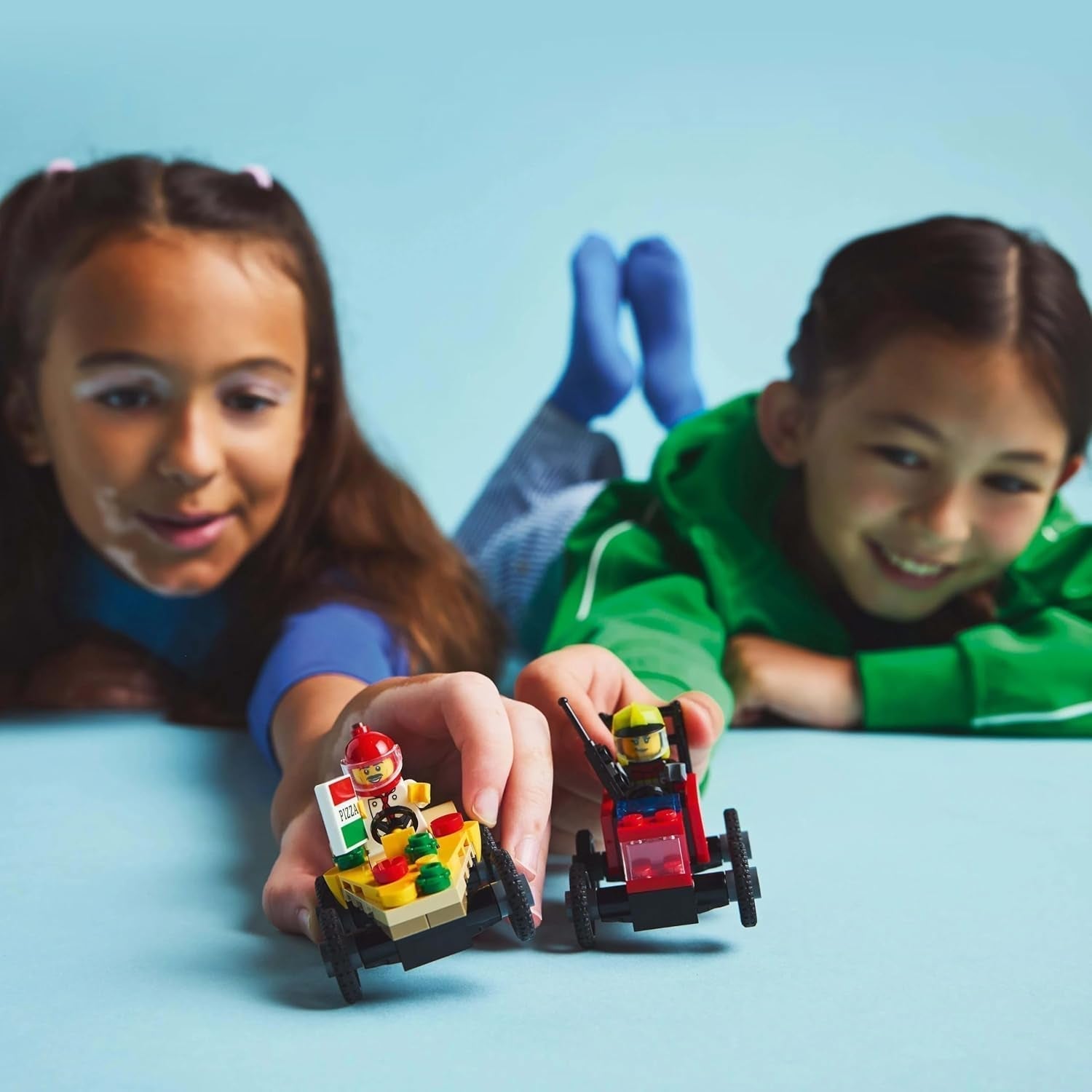 Furgoneta de reparto de pizzas LEGO City vs. Camión de pizza - Jabonera de juguete para niñas y niños a partir de 5 años - Juego de construcción con 2 minifiguras de conductores - Regalo de cumpleaños y vacaciones 60458 Juegos de construcción Besuche den LEGO-Store