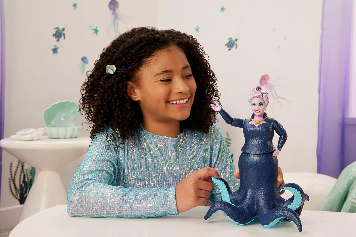 Mattel DISNEY Ariel La Sirenita - Úrsula con tentáculos, collar desmontable y moño de lavanda para una diversión sin fin, adecuada para niños de 3 años en adelante, HLX12