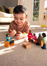 Hape Doll Family - Juego de accesorios para casa de muñecas de cuero oscuro de 6 piezas con figuras de madera y tela, juego de simulación, juguete educativo, juguete de aprendizaje interactivo para niños de 3 años en adelante