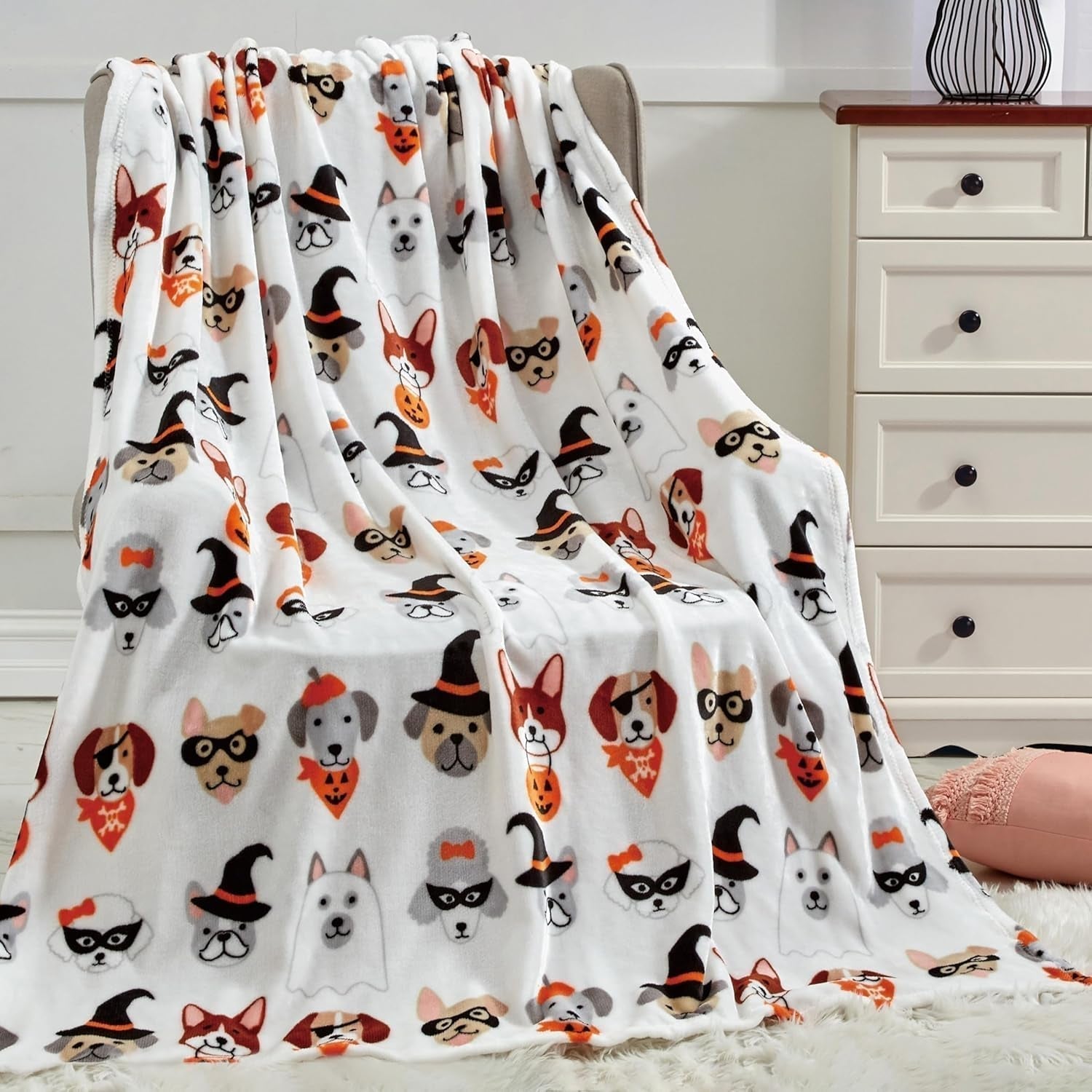 Elegant Comfort Manta ligera con temática de Halloween, suave, acogedora y lujosa, perfecta para relajarse en esta temporada espeluznante, 127 x 152,4 cm, camas y edredones Skull and Bones Elegant Comfort Halloween Friends 50 x 60
