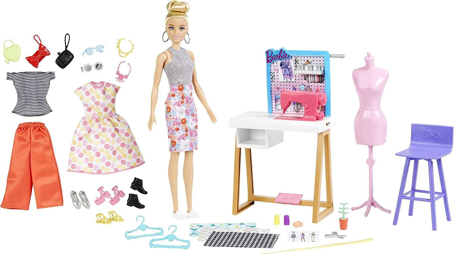 Barbie HDY90 - Muñeca de diseño (30,40 cm) y estudio, 25+ complementos de diseño y moda, escritorio de diseño, silla, máquina de coser, modelo de tela, maniquí y más, juguetes a partir de 3 años Naty Shop Muñecas Título predeterminado